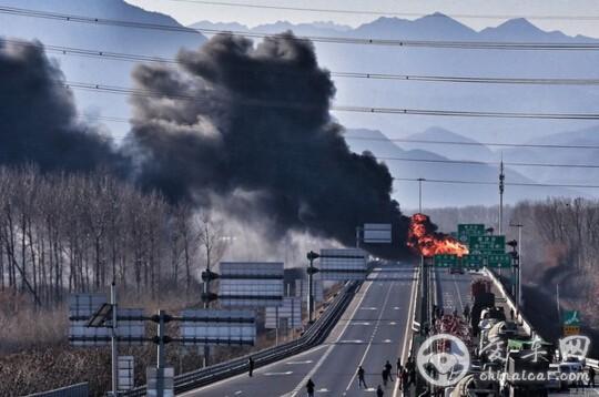 北六环10米长油罐车起火  北京消防5个中队19部车到场处置