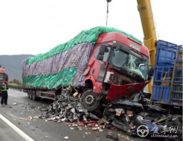 四川发生一起高速公路车祸致7死8伤