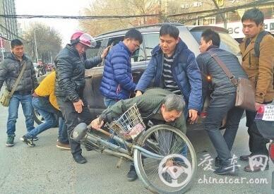 老人推自行车过马路遭汽车压脚，不愿讹人拒绝去医院