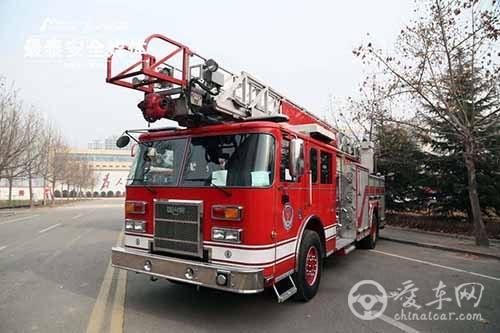 泰安消防添美国进口消防车 300米之上还能喷射15米高水柱
